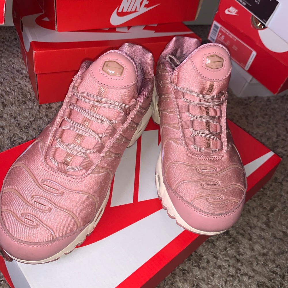 Women’s air maxes